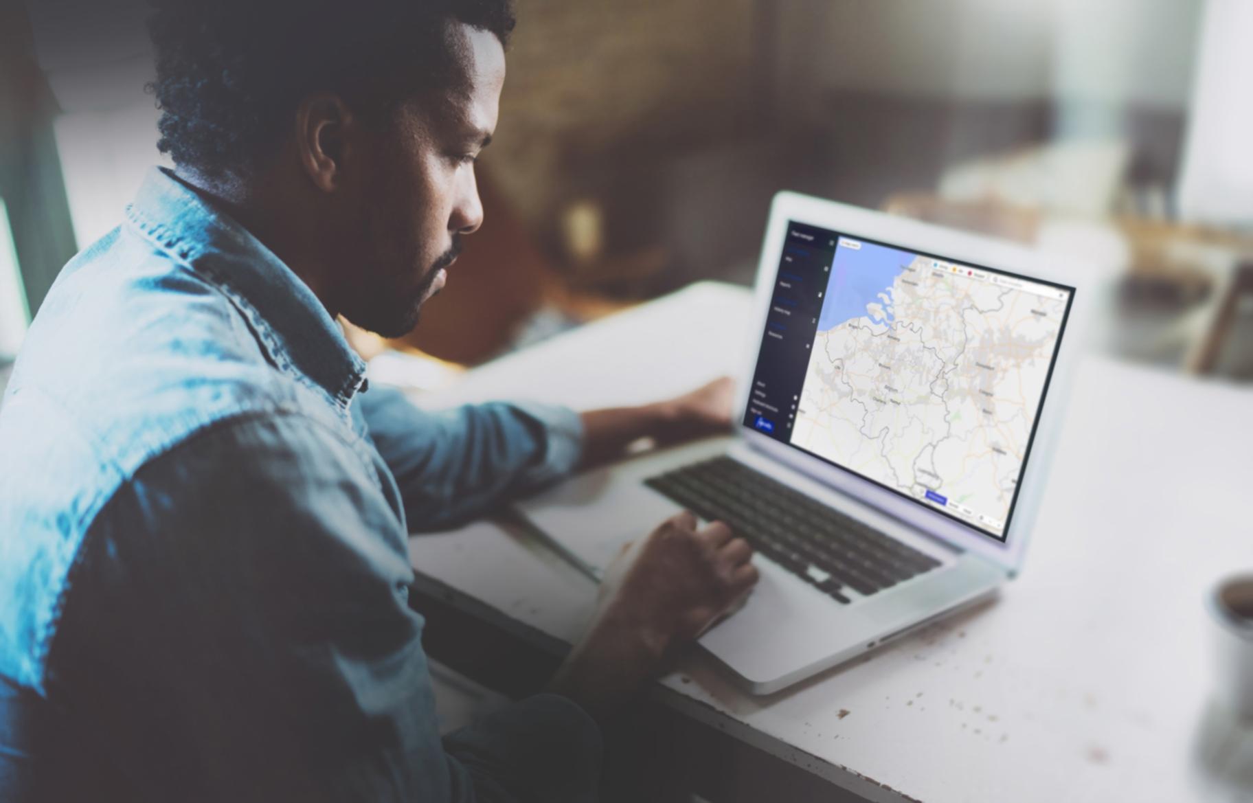 Persoană lucrând la planificare financiară cu documente și calculator