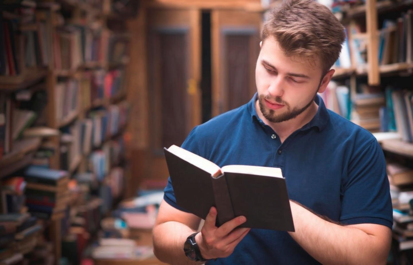 Sesiune de planificare financiară cu tablete și documente